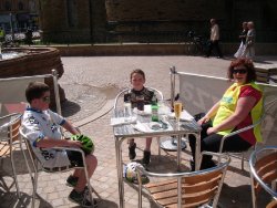 What else to do in the sun? Pizza and beer!